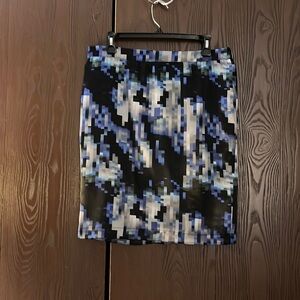 Dalia Collection 100% polyester so it appears silky pencil skirt. Size 8.